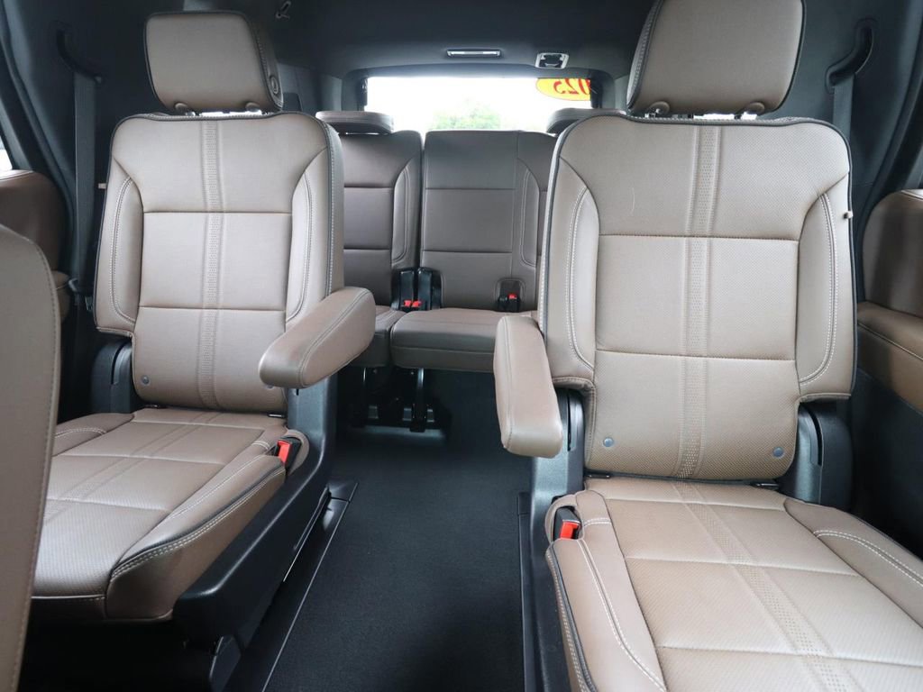 Used 2025 Chevrolet Tahoe High Country image 11