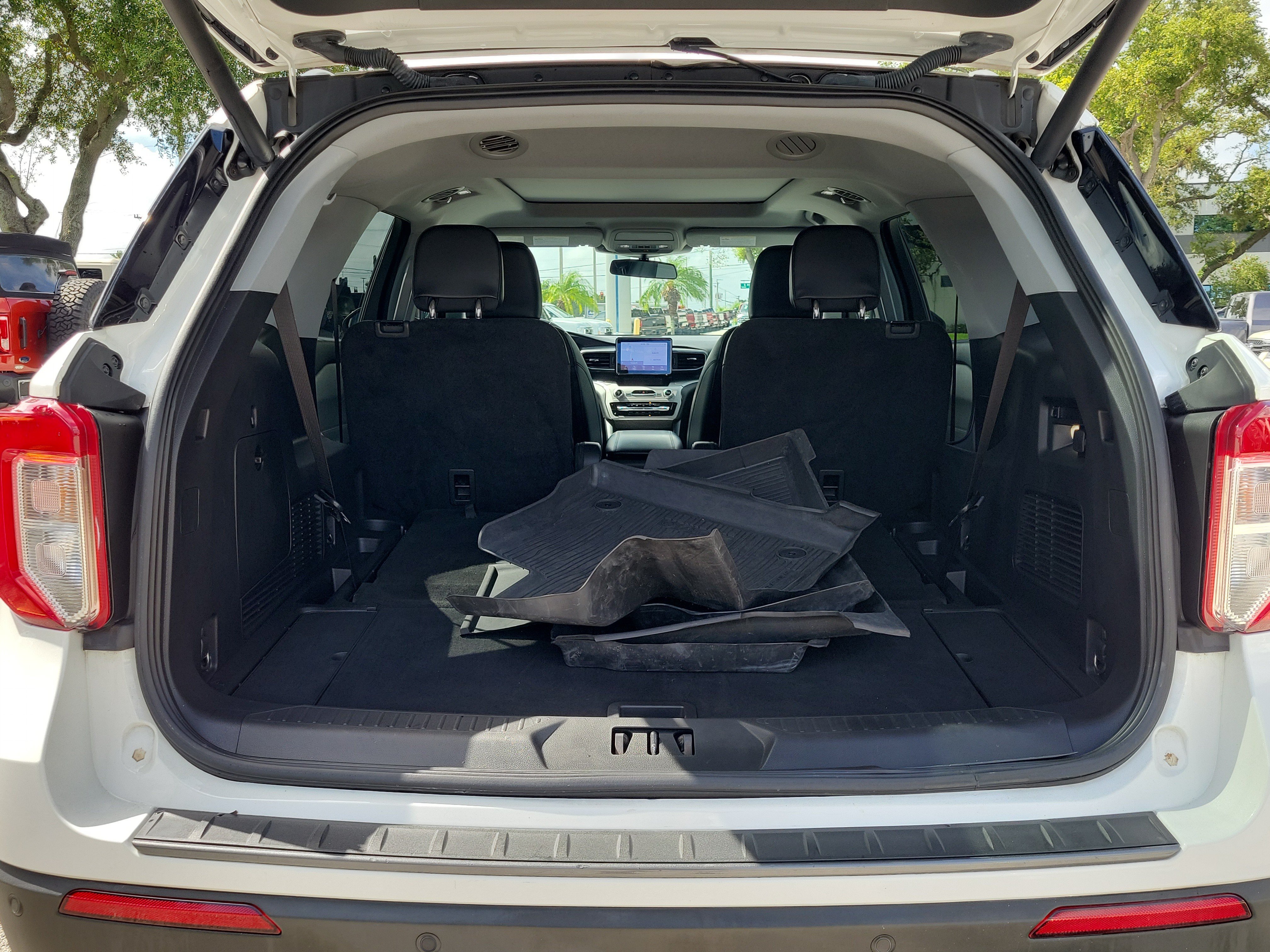 Certified 2022 Ford Explorer XLT w/ Equipment Group 202A RWD image 10