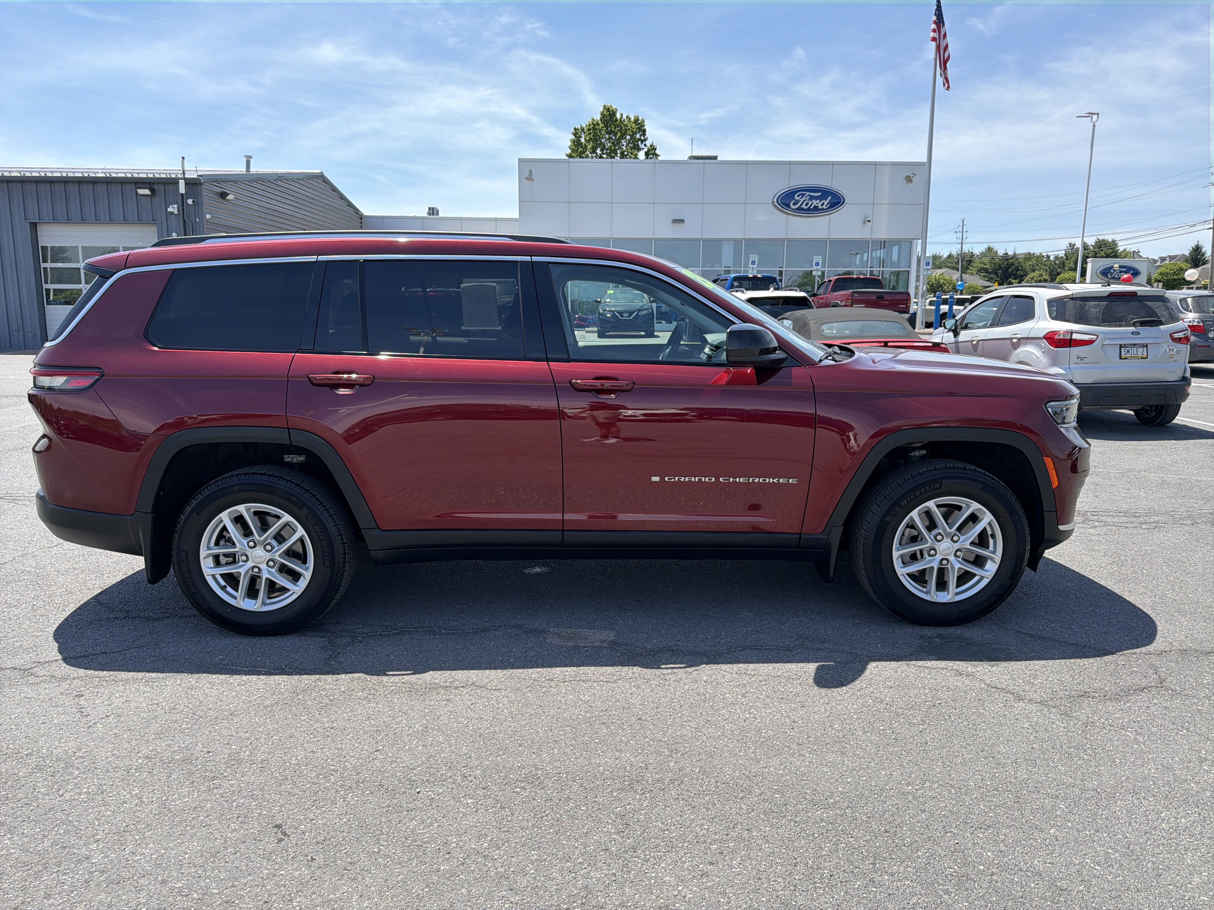 Used 2023 Jeep Grand Cherokee L Laredo w/ Luxury Tech Group I AWD/4WD image 2