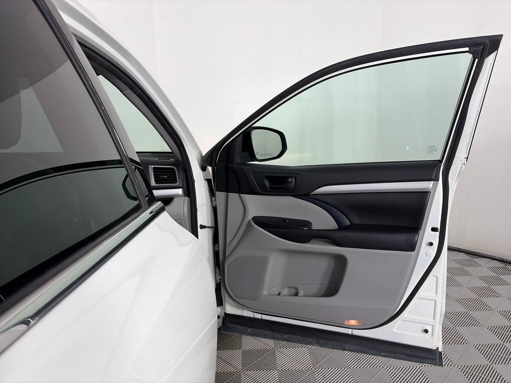 Used 2018 Toyota Highlander Plus w/ Carpet Mat Package (TMS) AWD/4WD image 29