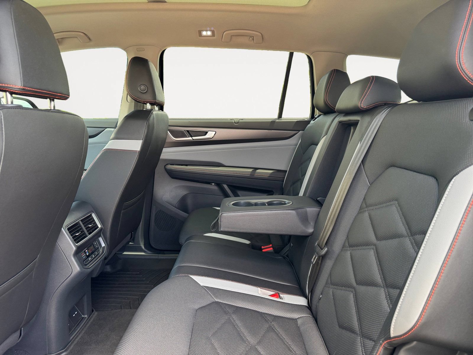 Used 2025 Volkswagen Atlas Peak Edition SE AWD/4WD image 13