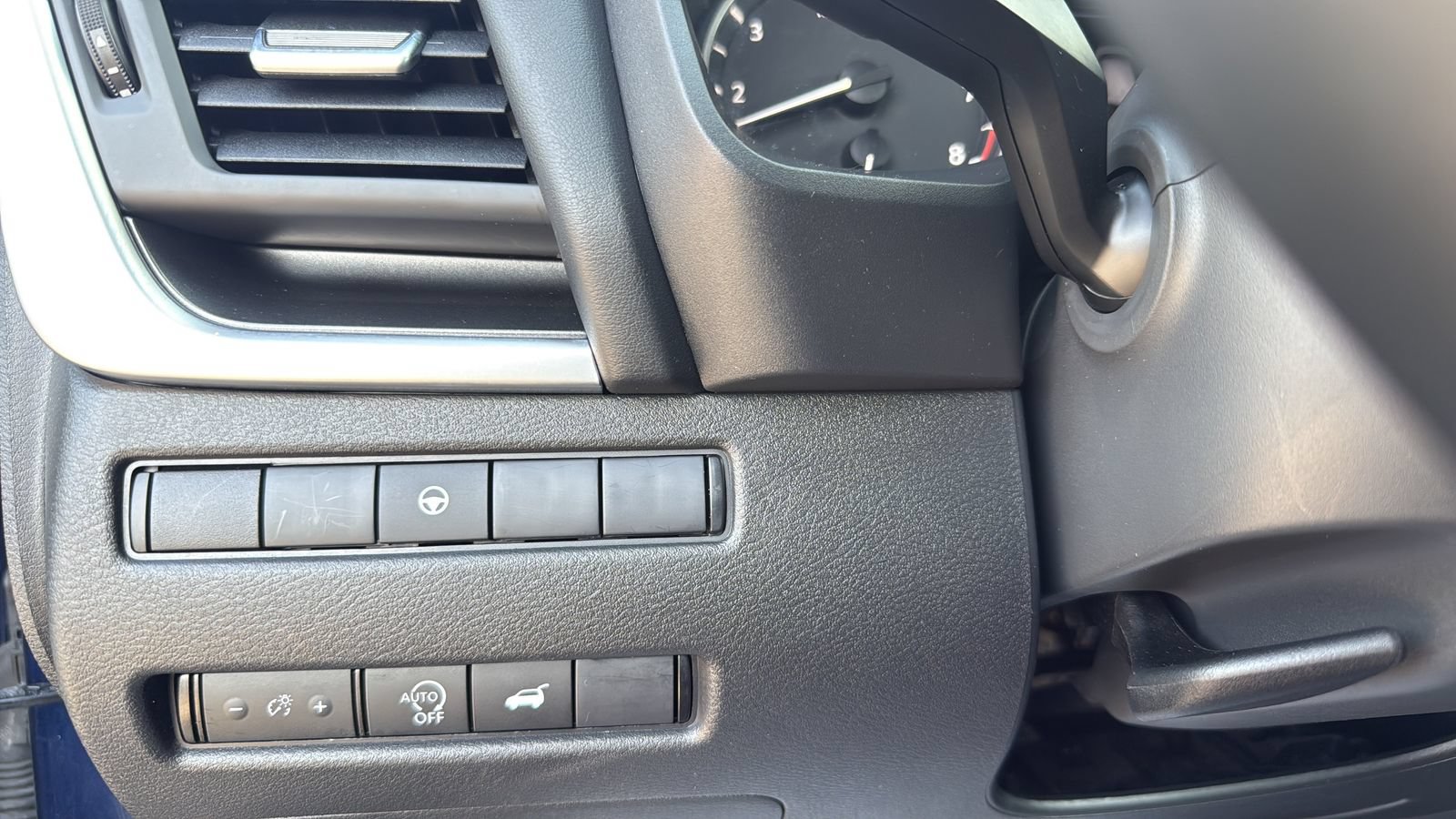 Used 2025 Nissan Rogue SV FWD image 17