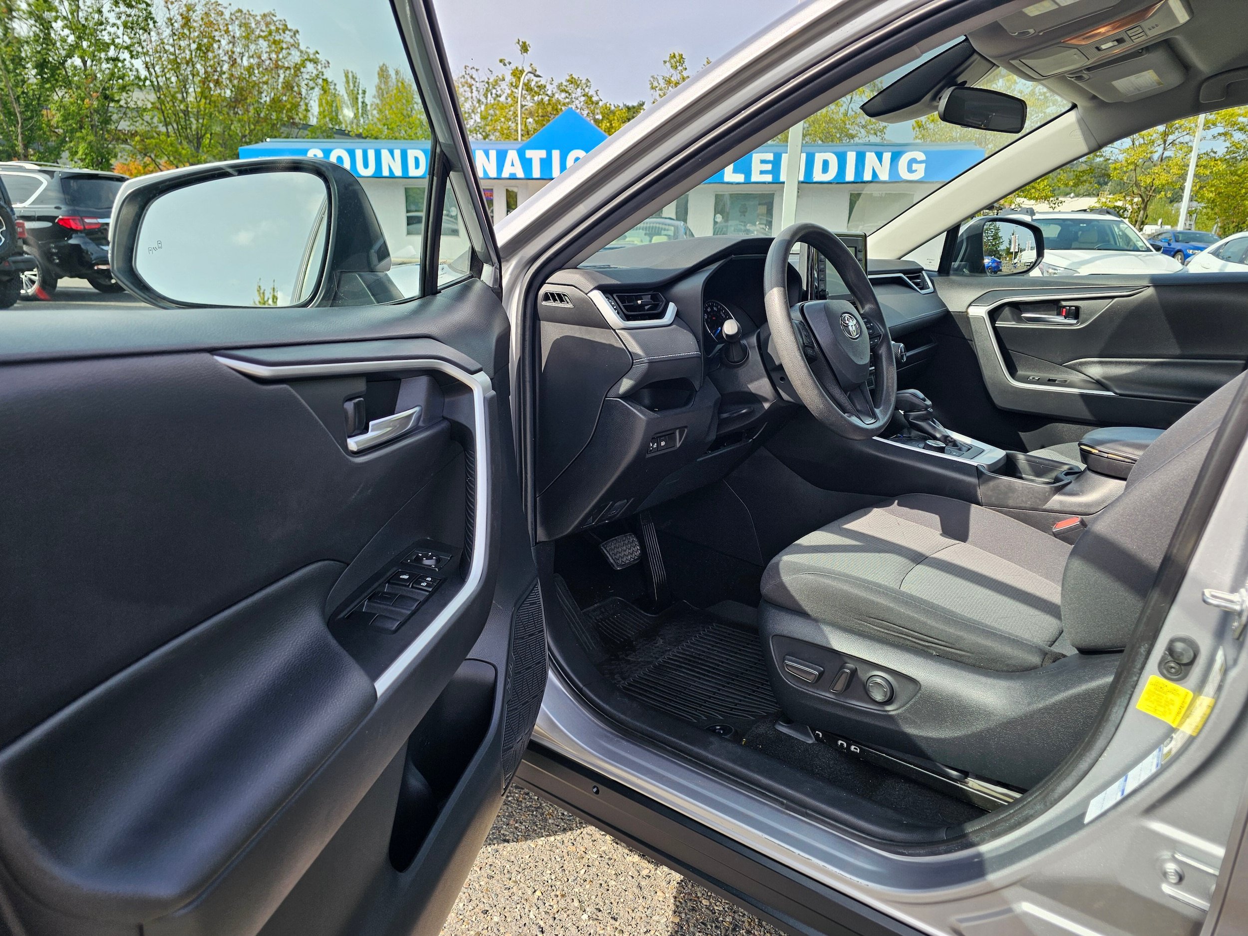 Used 2021 Toyota RAV4 XLE AWD/4WD image 21
