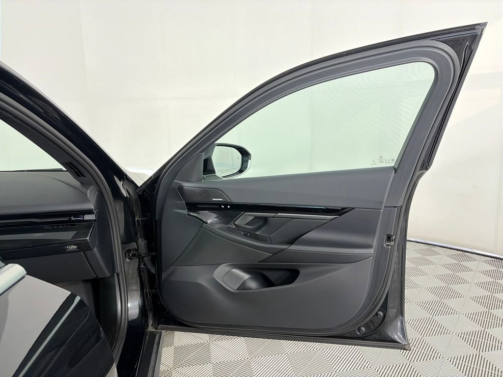 Used 2024 BMW 530i xDrive image 29