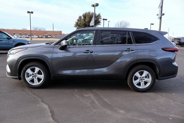 Used 2024 Toyota Highlander LE image 2