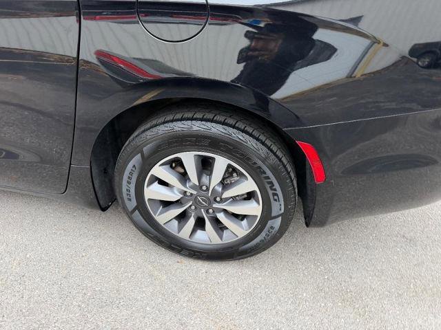 Used 2024 Chrysler Pacifica Limited image 9