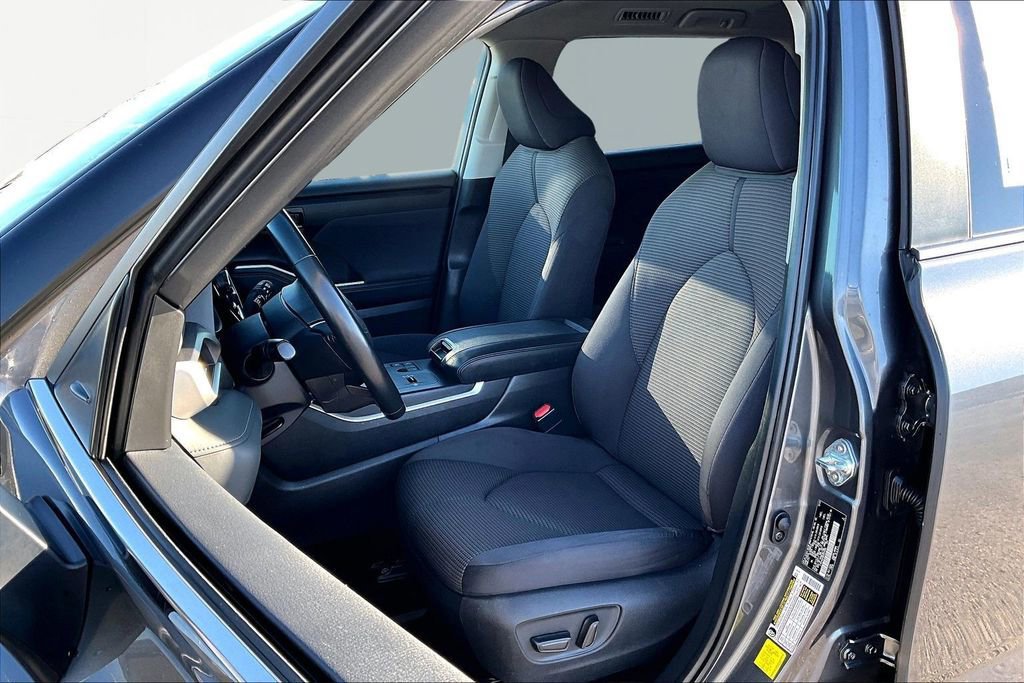 Used 2024 Toyota Highlander LE FWD image 24