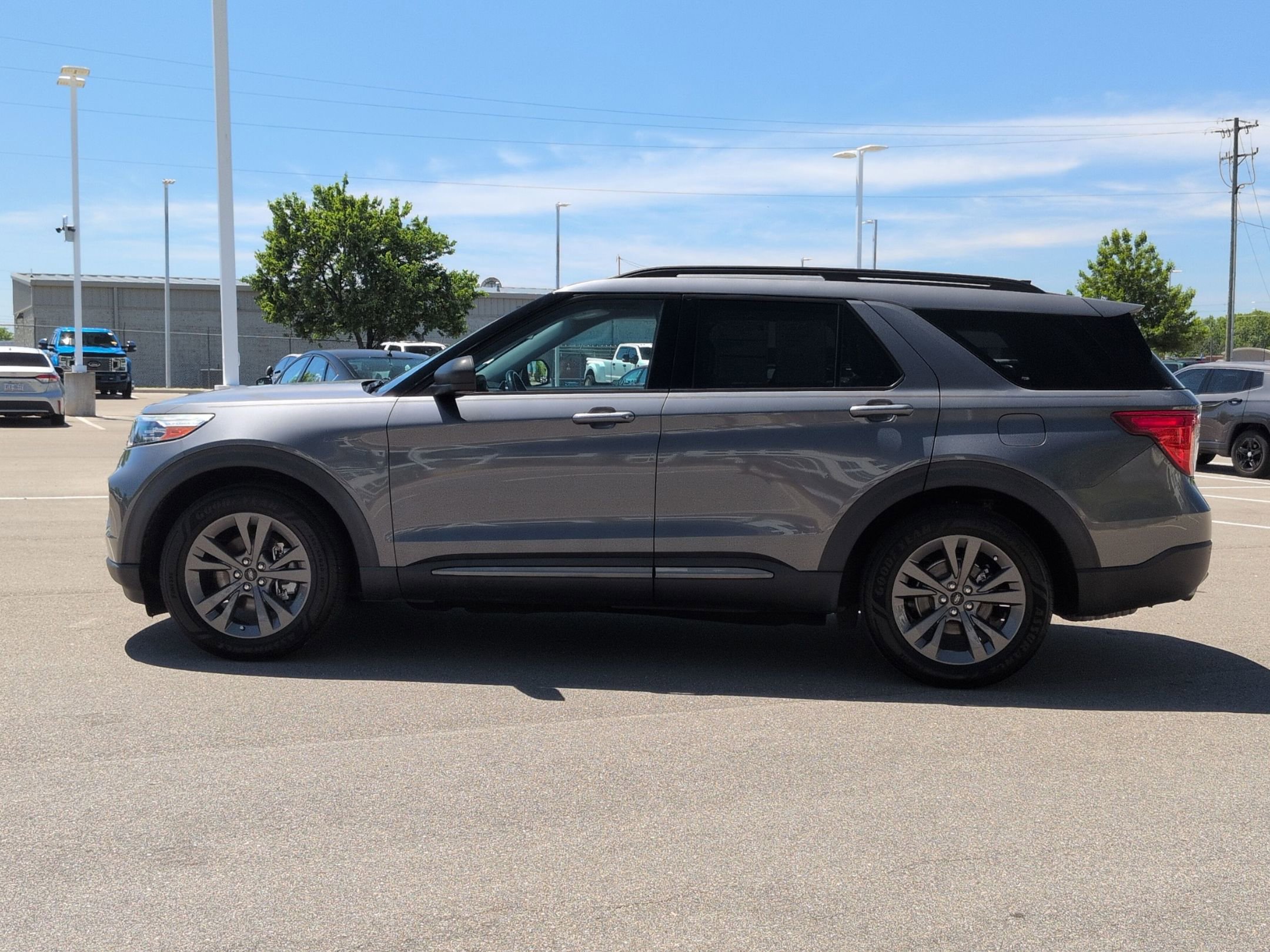 Certified 2021 Ford Explorer XLT w/ Equipment Group 202A RWD image 7