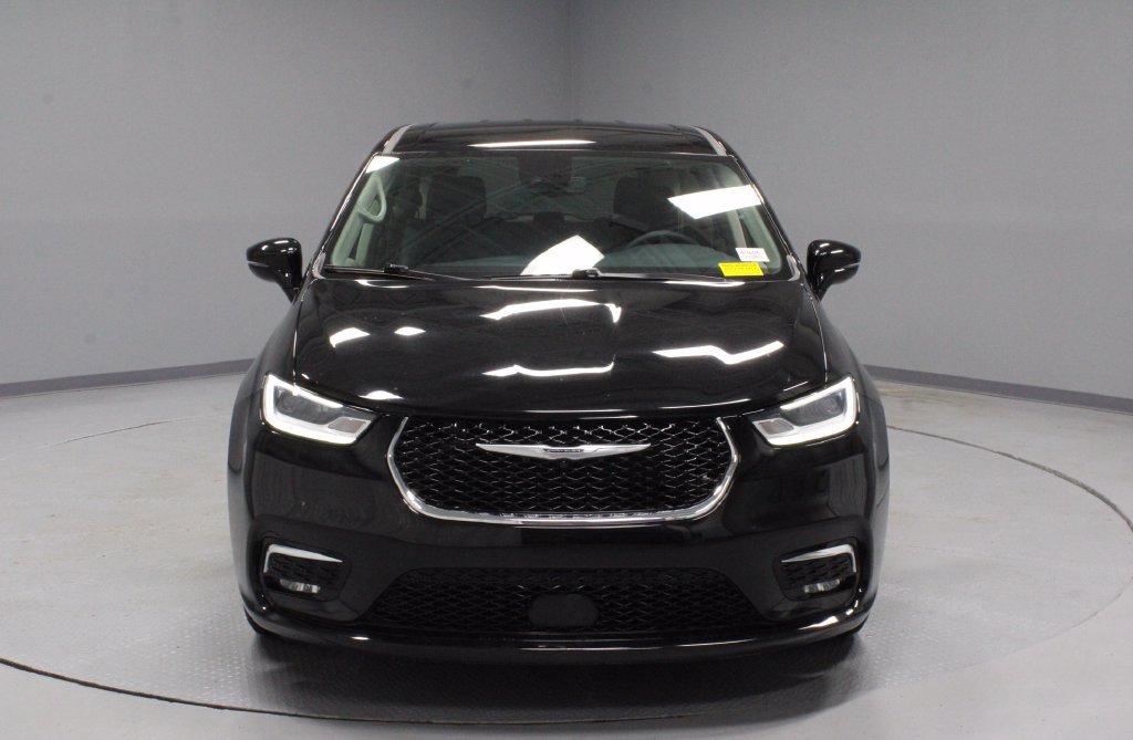 Used 2024 Chrysler Pacifica Touring-L FWD image 5