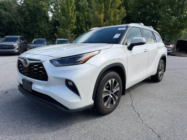 Used 2021 Toyota Highlander XLE AWD/4WD image 1