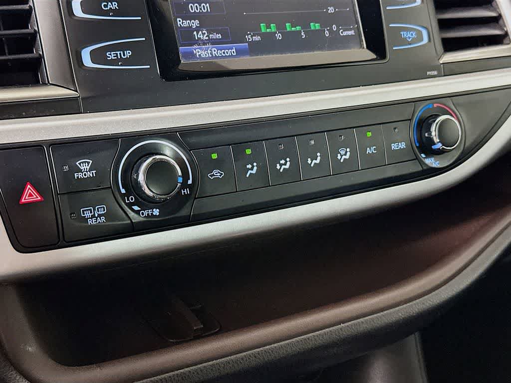Used 2018 Toyota Highlander LE w/ Carpet Mat Package (TMS) AWD/4WD image 18