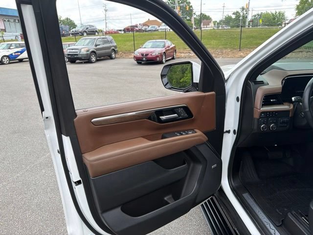 Used 2025 Chevrolet Suburban High Country AWD/4WD image 12