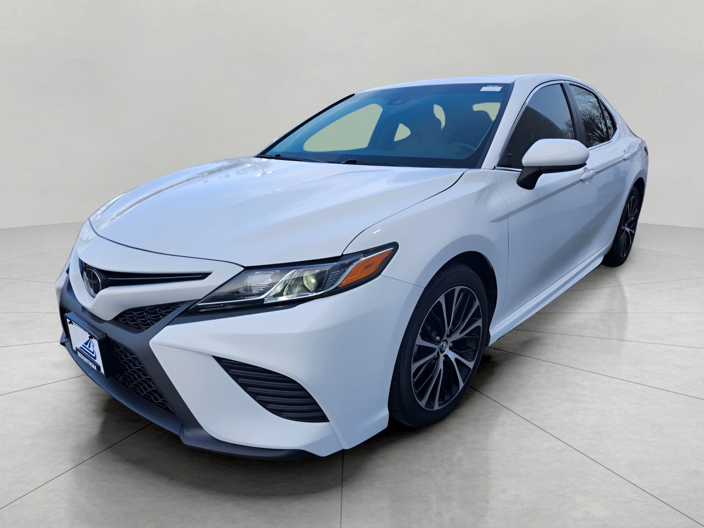 Used 2018 Toyota Camry SE w/ Moonroof Package image 2