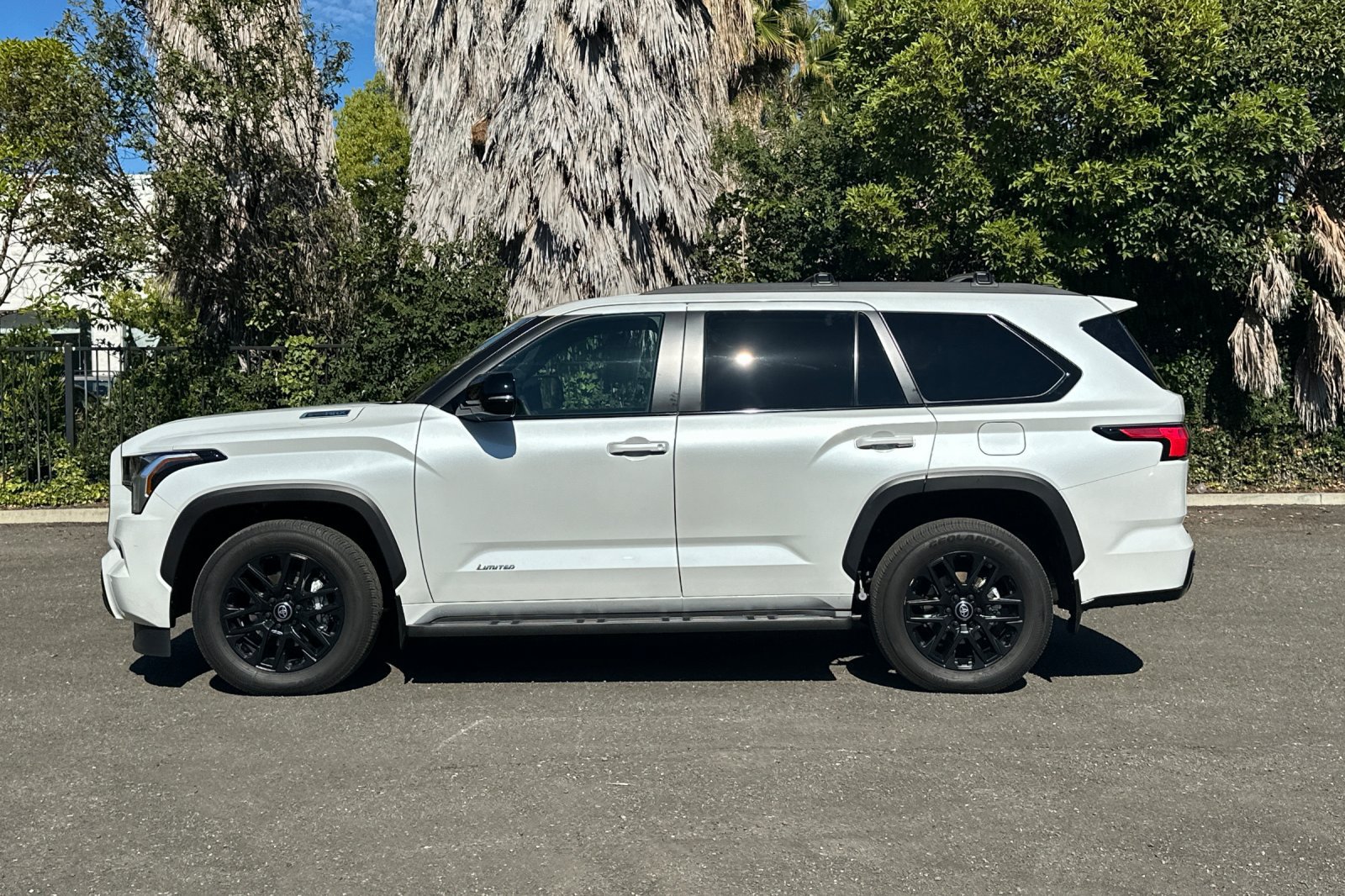 Used 2025 Toyota Sequoia Limited w/ Tow Technology Package AWD/4WD image 7