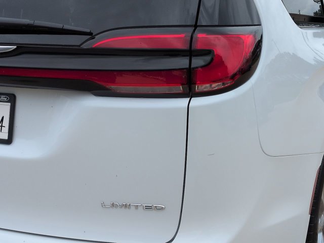 Used 2026 Chrysler Pacifica Limited FWD image 14