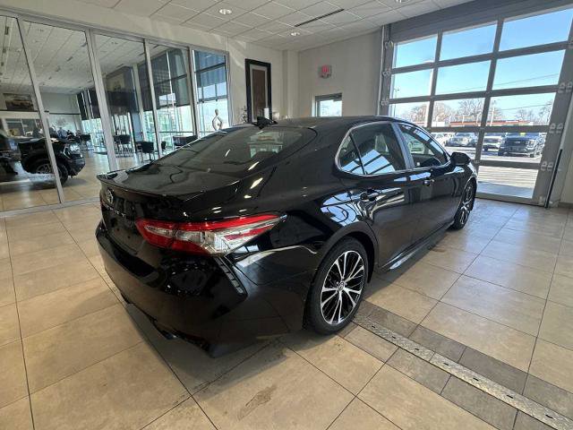 Used 2019 Toyota Camry SE w/ Sunroof Package image 5
