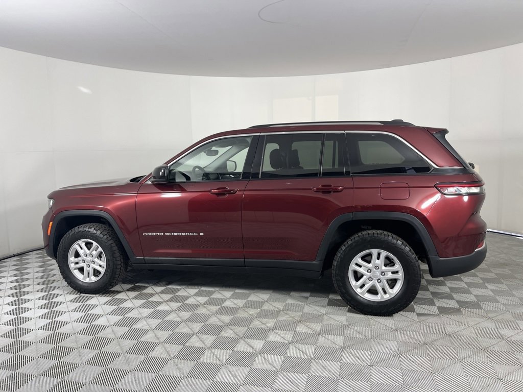 Used 2023 Jeep Grand Cherokee Laredo image 2
