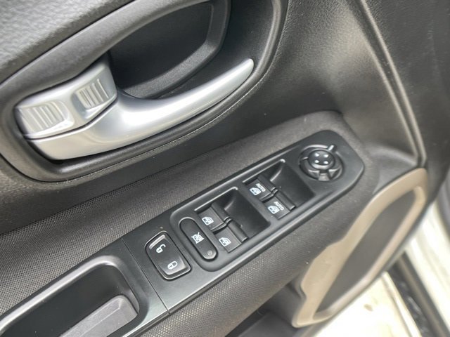 Used 2017 Jeep Renegade Latitude w/ Cold Weather Group image 14