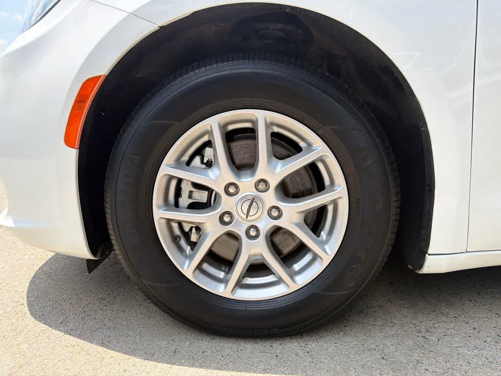 Used 2023 Chrysler Pacifica Touring-L FWD image 9