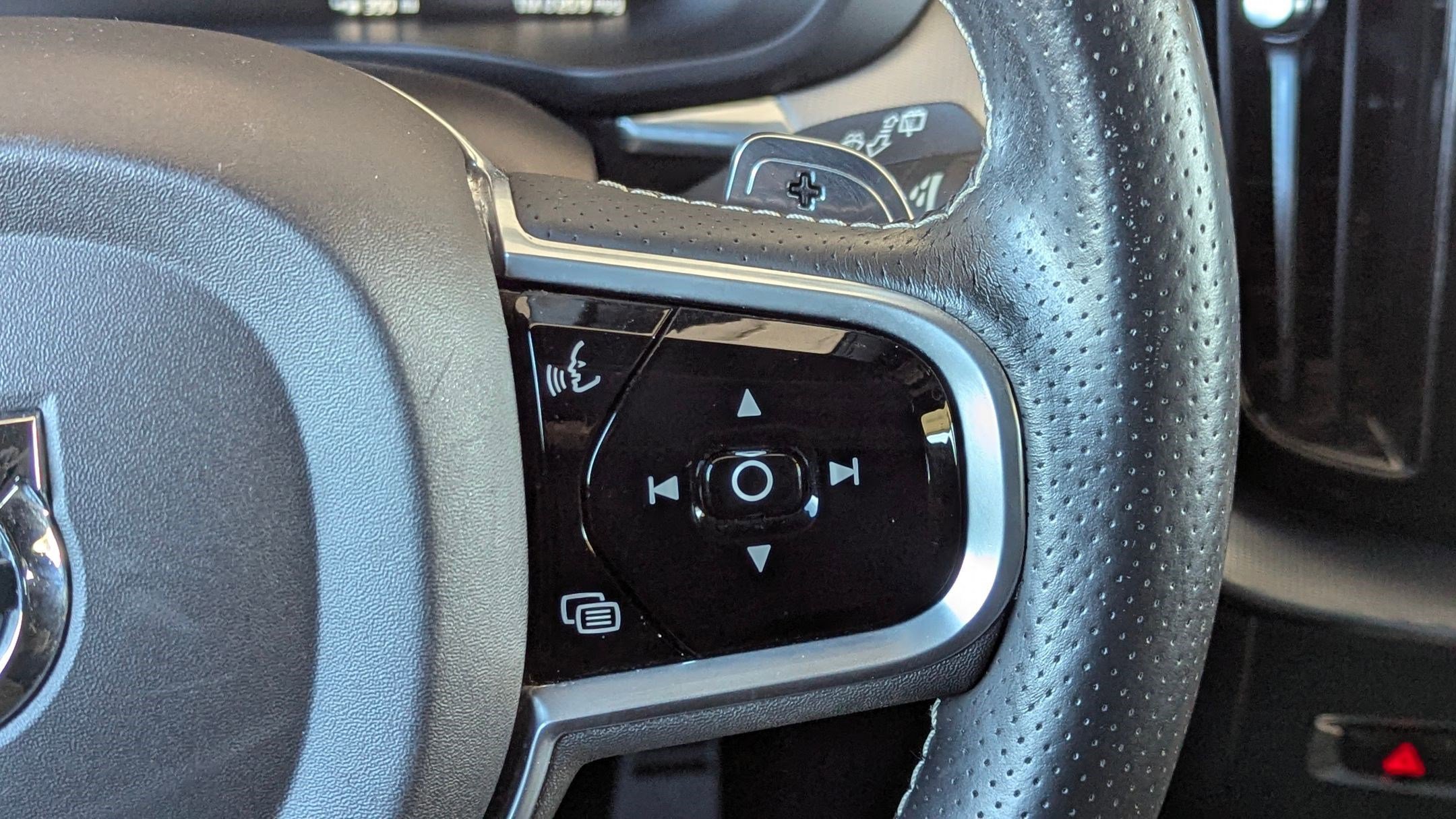 Used 2018 Volvo XC60 T6 R-Design w/ Convenience Package image 23