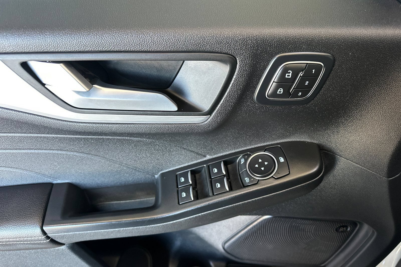 Certified 2025 Ford Escape SE w/ PHEV Premium Package FWD image 10