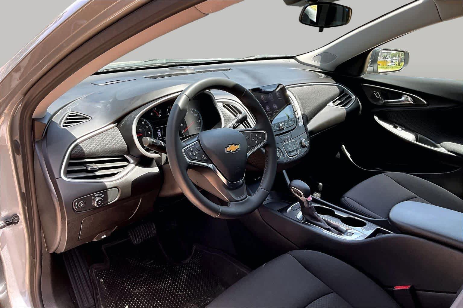 Used 2025 Chevrolet Malibu RS FWD image 18