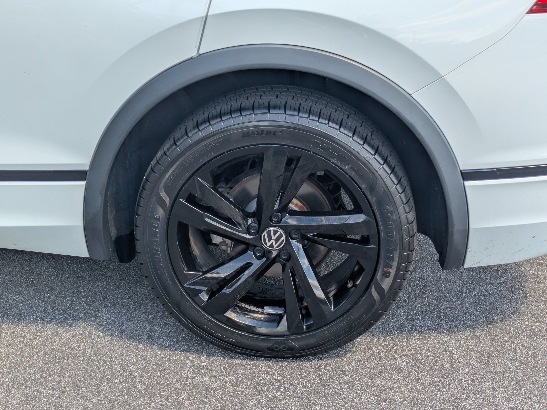 Used 2024 Volkswagen Tiguan SE R-Line FWD image 8