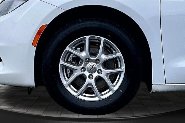 Used 2022 Chrysler Voyager LX image 12