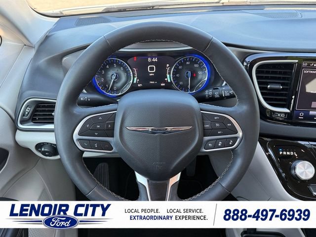 Used 2024 Chrysler Pacifica Touring-L FWD image 16