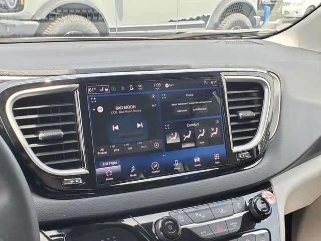 Used 2023 Chrysler Pacifica Touring-L FWD image 19