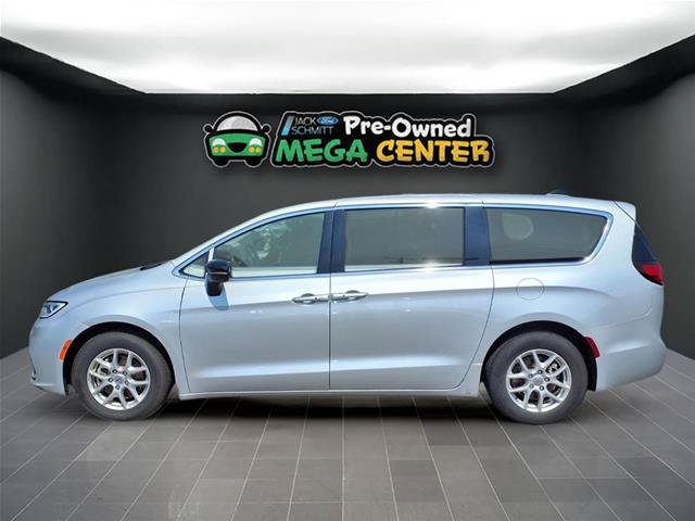Used 2024 Chrysler Pacifica Touring-L FWD image 3