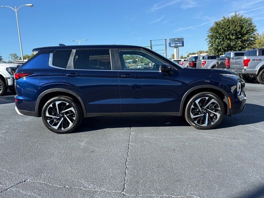 Used 2024 Mitsubishi Outlander SE Black Edition image 3