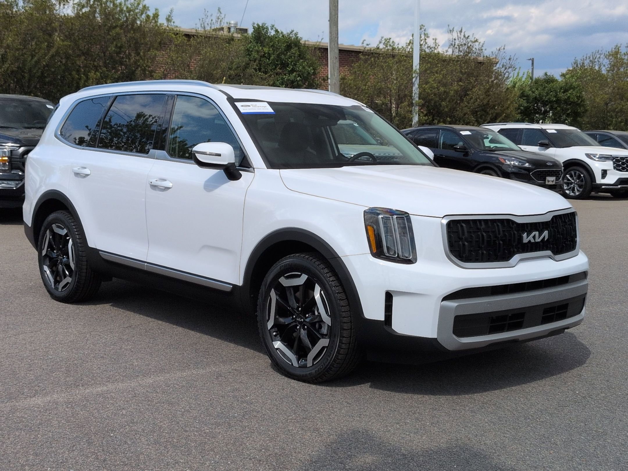Used 2024 Kia Telluride EX w/ EX Captain's Chair Package FWD image 1