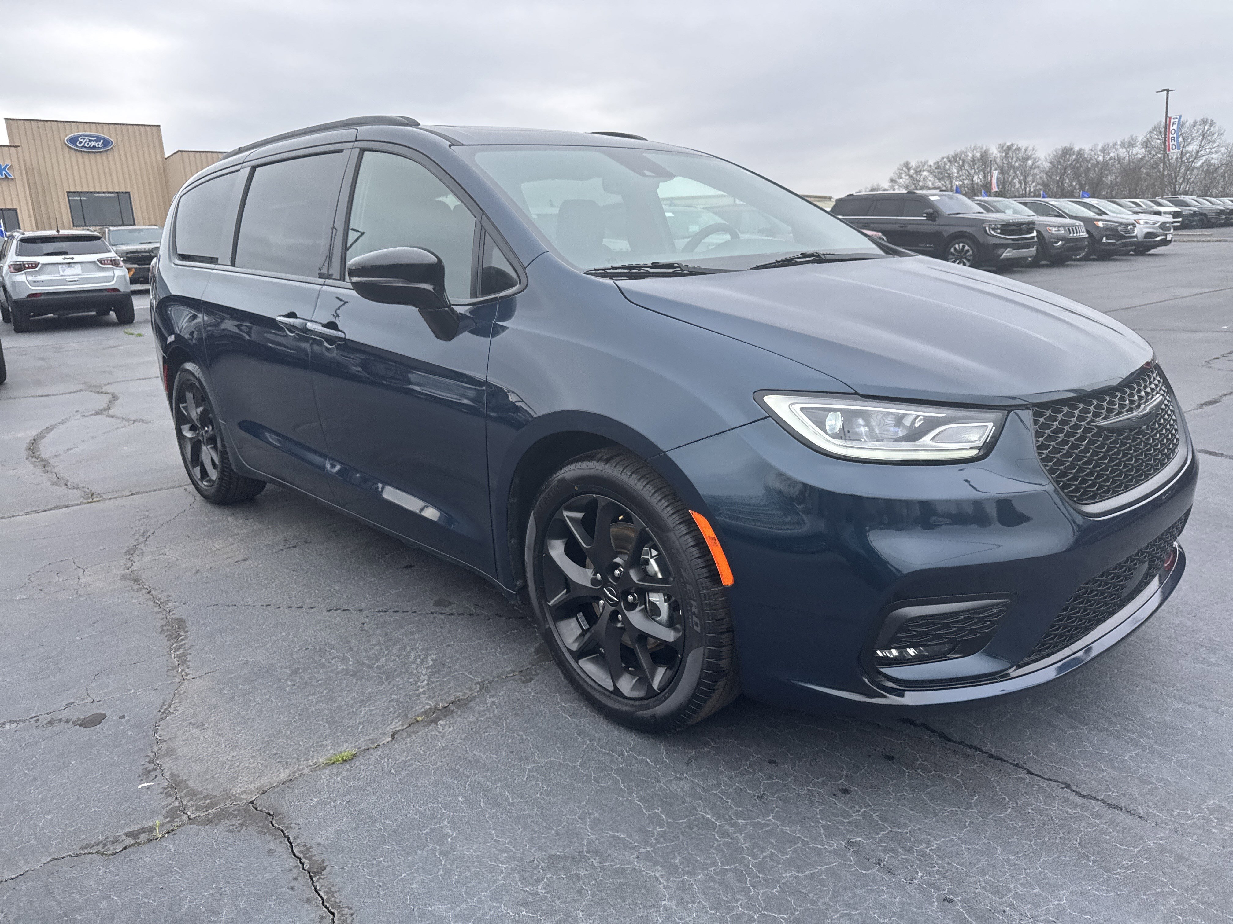 Used 2025 Chrysler Pacifica Limited image 4