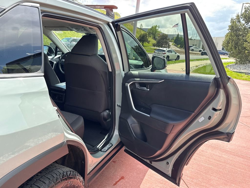 Used 2021 Toyota RAV4 XLE AWD/4WD image 24