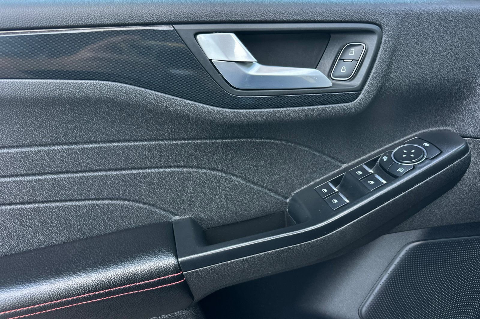 Certified 2025 Ford Escape ST-Line AWD/4WD image 10