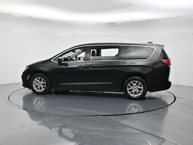 Used 2023 Chrysler Pacifica Touring-L FWD image 7