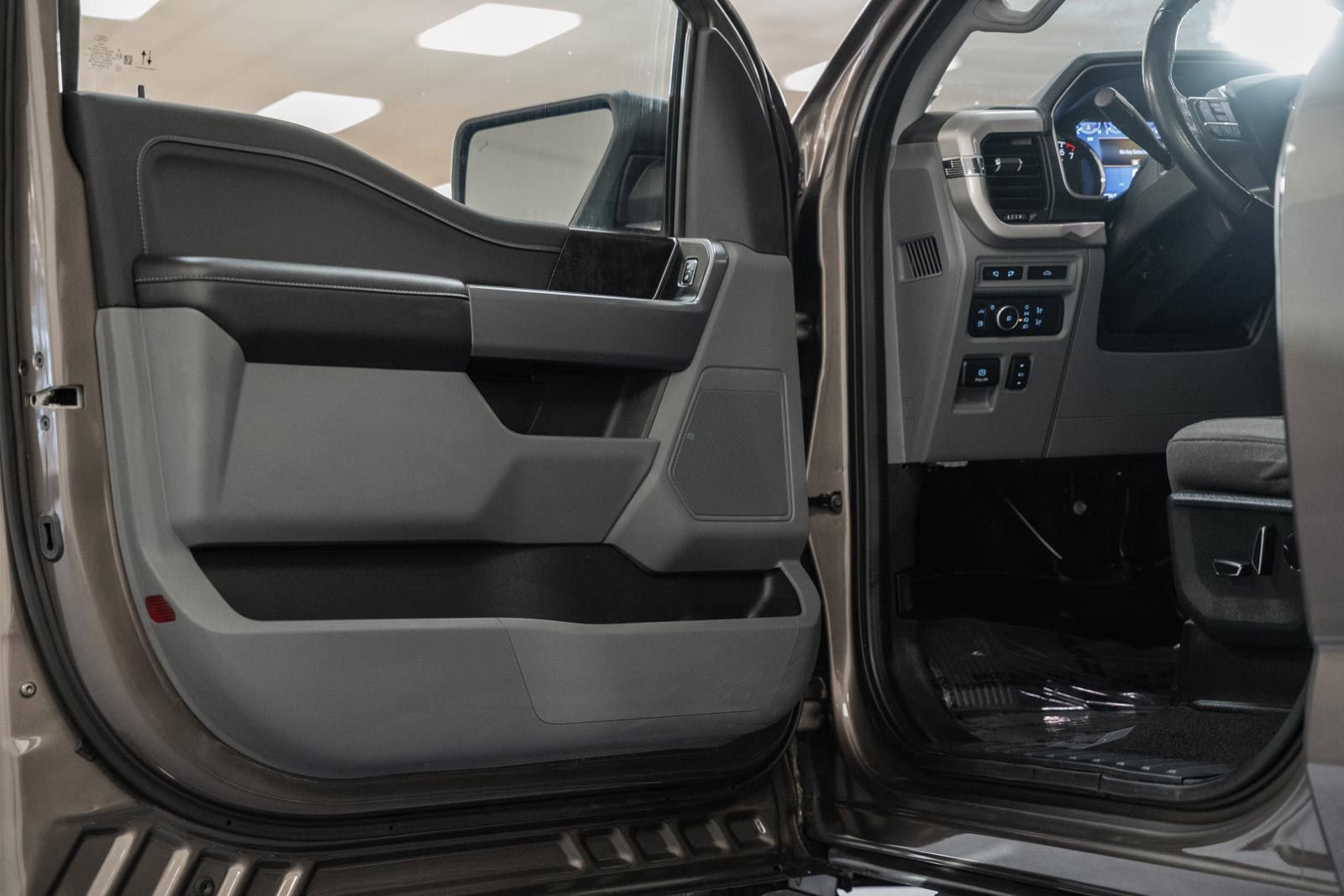 Certified 2021 Ford F150 XLT w/ Equipment Group 302A High image 46