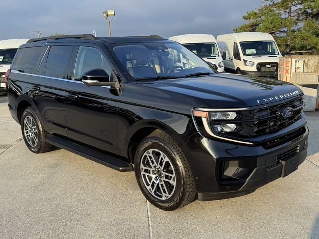Certified 2025 Ford Expedition Active AWD/4WD image 3