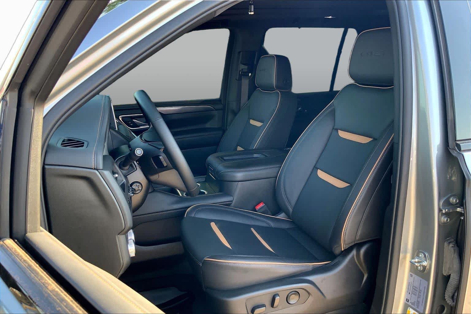 Used 2024 GMC Yukon AT4 w/ Technology Package AWD/4WD image 8
