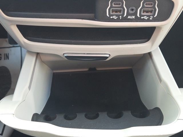 Used 2023 Chrysler Pacifica Touring-L image 39