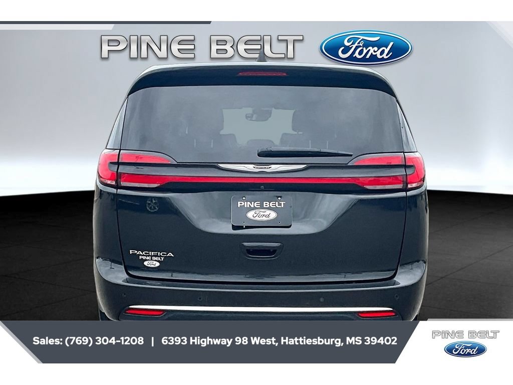 Used 2023 Chrysler Pacifica Touring-L FWD image 4