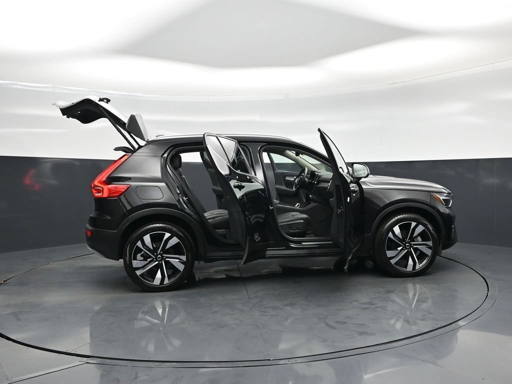 Used 2025 Volvo XC40 B5 Plus AWD/4WD image 4