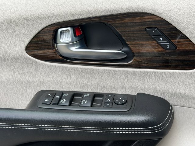 Used 2023 Chrysler Pacifica Limited AWD/4WD image 37