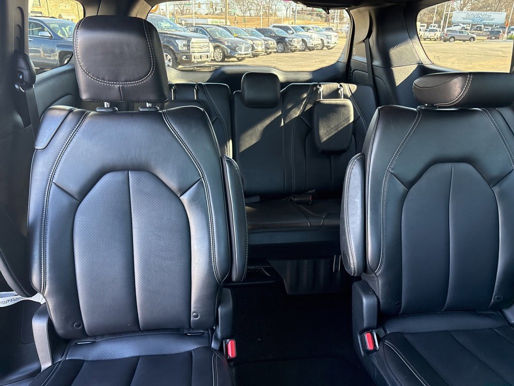 Used 2025 Chrysler Pacifica Select image 9
