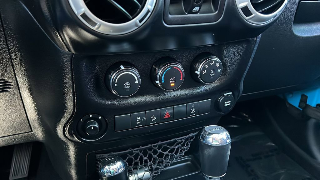Used 2017 Jeep Wrangler Unlimited Rubicon AWD/4WD image 16