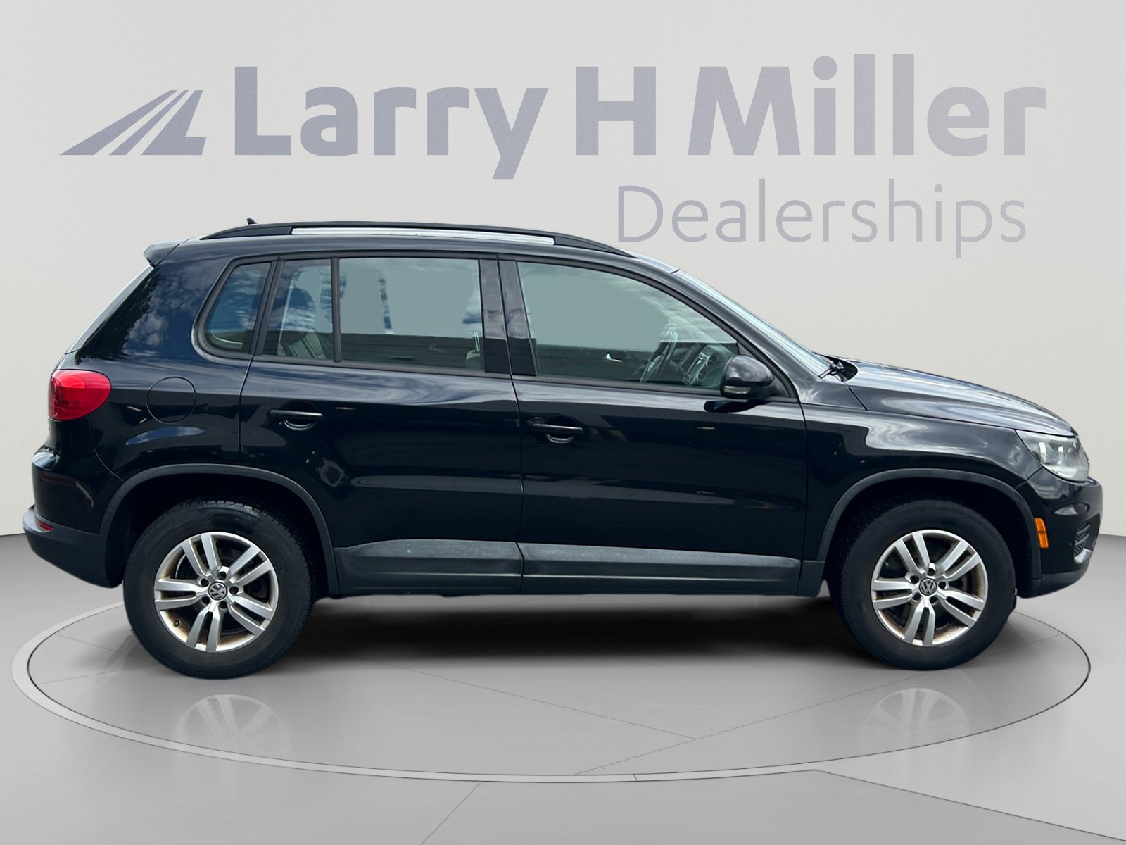 Used 2017 Volkswagen Tiguan S AWD/4WD image 6