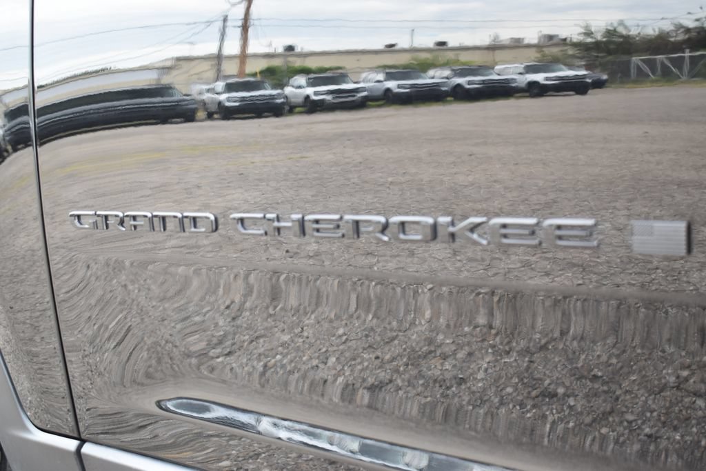 Used 2023 Jeep Grand Cherokee Altitude AWD/4WD image 10
