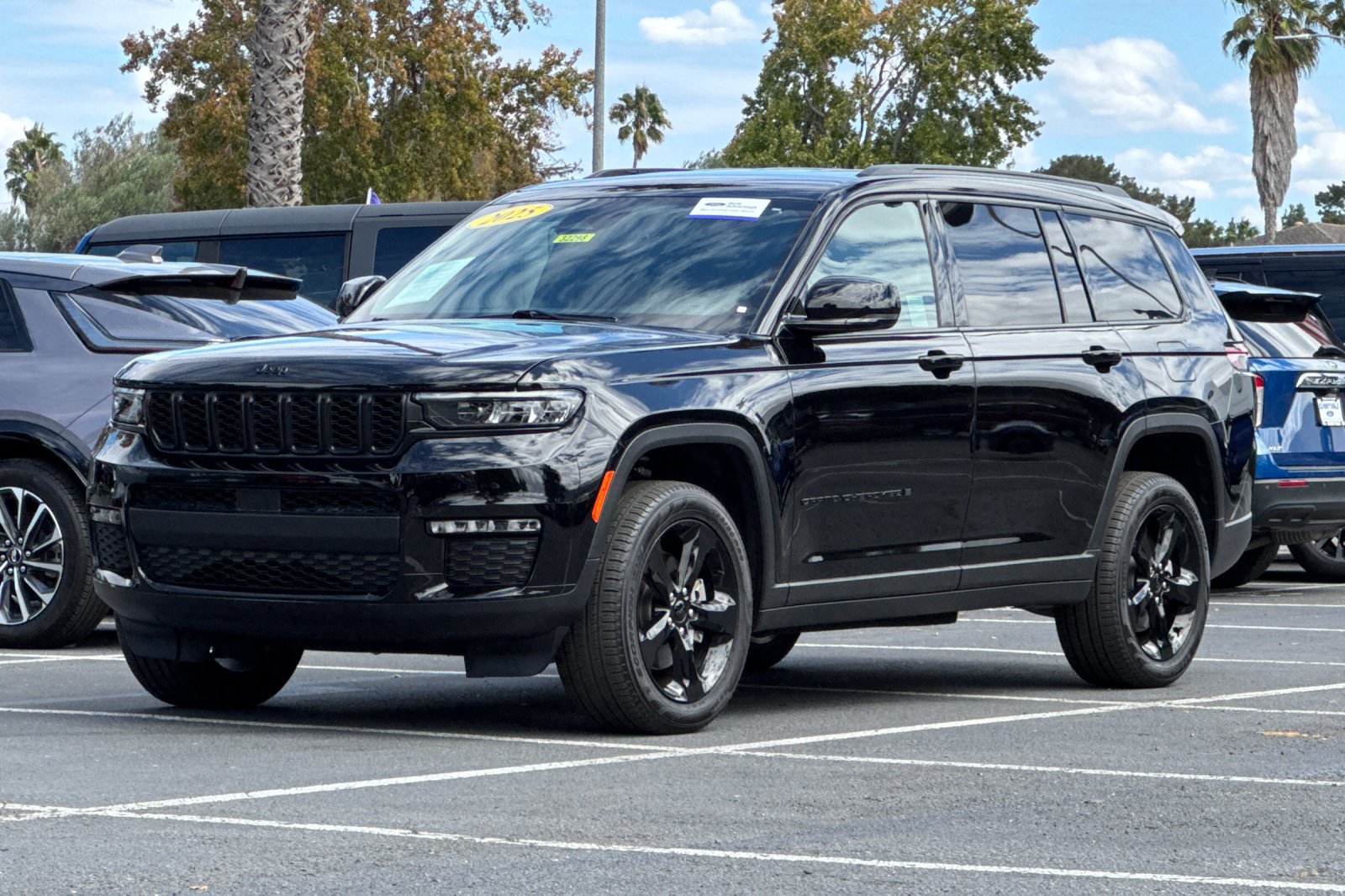 Used 2025 Jeep Grand Cherokee L Limited w/ Black Appearance Package AWD/4WD image 9