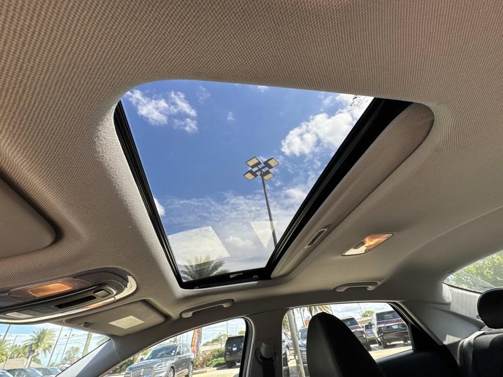 Used 2022 Hyundai Elantra Limited image 31